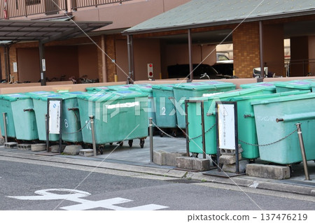 apartment trash can 137476219