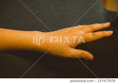 Left hand of a woman in her 40s Left hand of a woman in her 40s 137477079