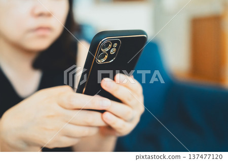 一位四十多歲的女性和一部智慧型手機 137477120