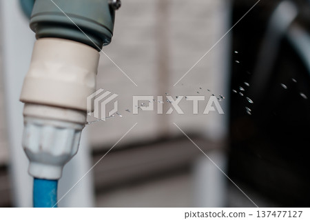 Water leaks from the joints of the garden hose Water leaks from the joints of the garden hose 137477127
