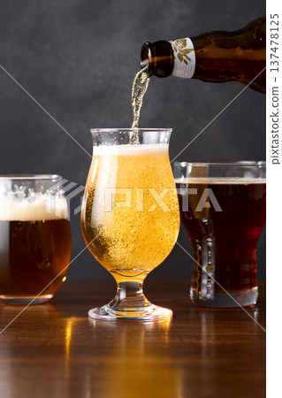 精釀啤酒倒入玻璃杯 137478125