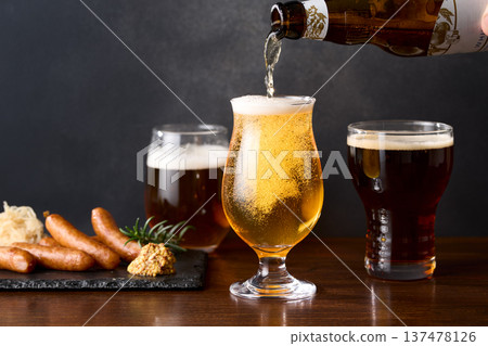 精釀啤酒倒入玻璃杯 137478126