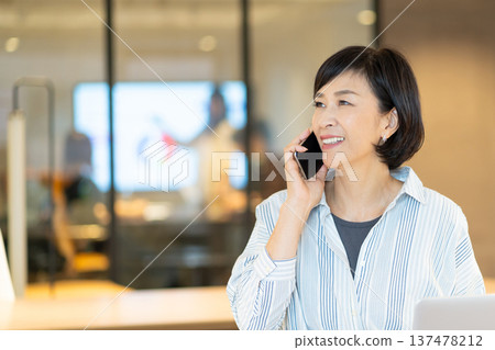 在聯合辦公空間工作的中年婦女 在聯合辦公空間工作的中年婦女 137478212