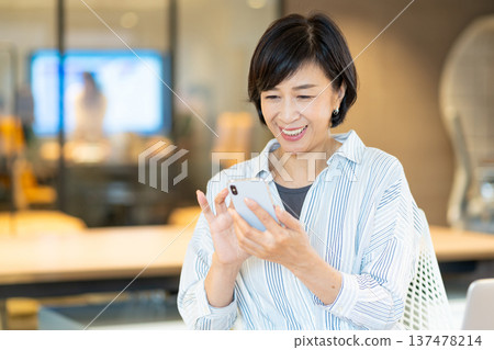 操作智能手機的資深婦女 137478214