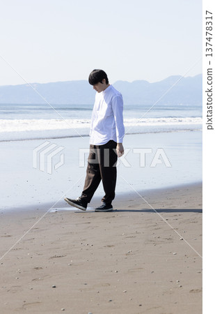 一個人沿著海灘散步 一個人沿著海灘散步 137478317