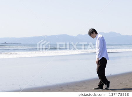 一個人沿著海灘散步 一個人沿著海灘散步 137478318