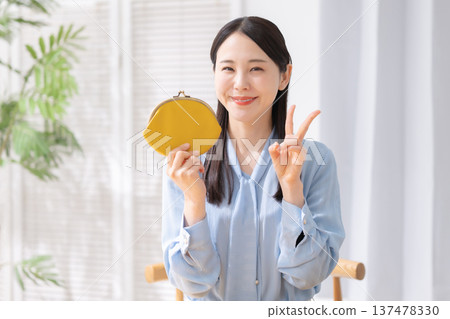 一個拿著錢包和和解的女人 137478330