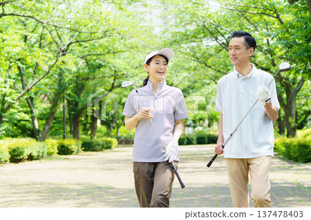 打高爾夫球的資深夫婦 137478403