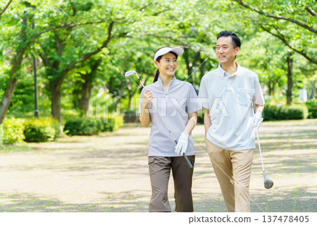一對老年夫婦在打高爾夫球 137478405