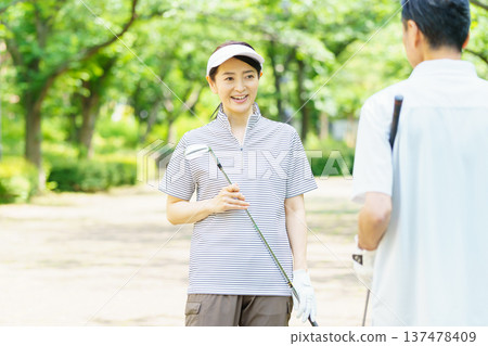 一對老年夫婦在高爾夫球場上交談 137478409