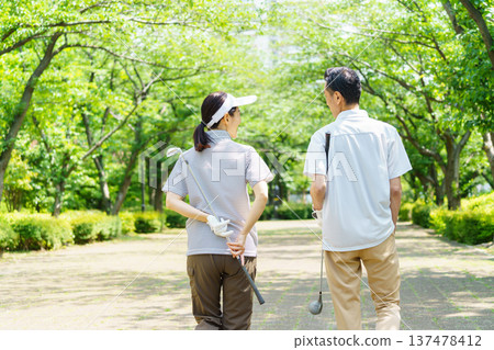 一對老年夫婦打高爾夫球的背影 137478412
