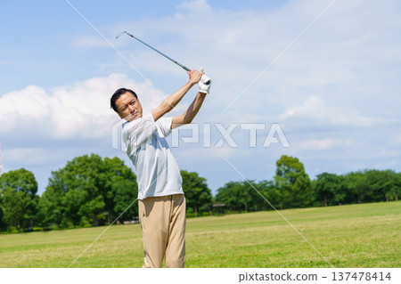 打高爾夫球的老人 137478414