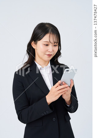 操作智能手機的女商人 137478427