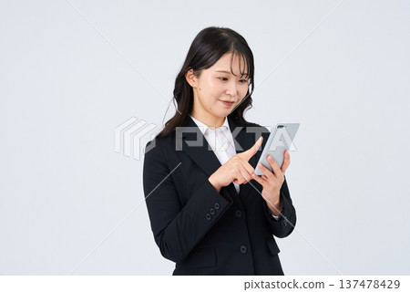 操作智能手機的女商人 操作智能手機的女商人 137478429