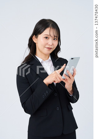 操作智能手機的女商人 操作智能手機的女商人 137478430