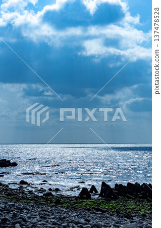 Light shines in the sea 137478528