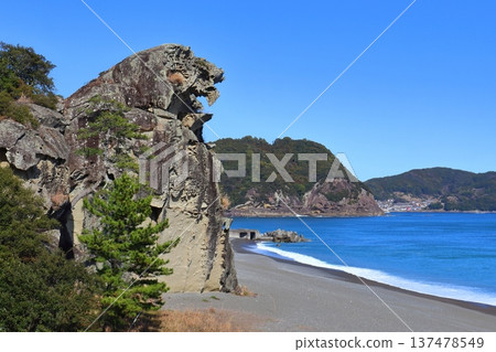 熊野海的獅子岩與鬼城城（七里美濱）（三重縣熊野市） 137478549
