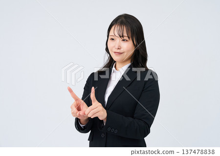 女商人使用手語 137478838
