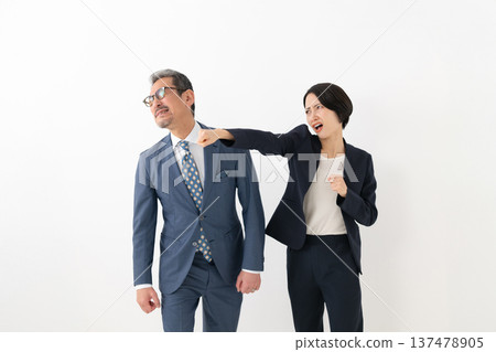 A fighting man and woman 137478905