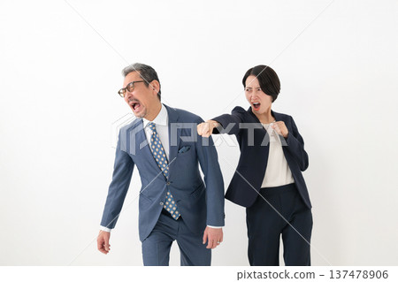 一個戰鬥的男人和女人 137478906