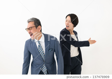 一個戰鬥的男人和女人 一個戰鬥的男人和女人 137478909