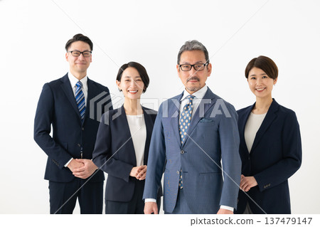 Businessmen and businesswomen lined up Businessmen and businesswomen lined up 137479147