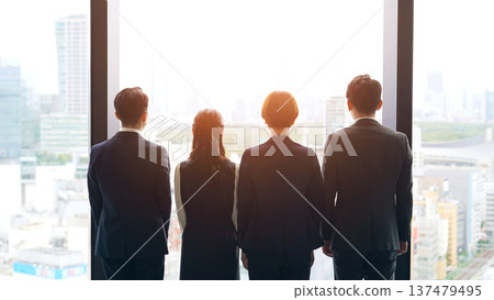 一群商務人士從辦公室向外望去 一群商務人士從辦公室向外望去 137479495