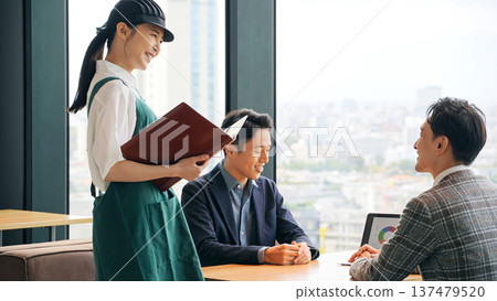 餐廳工作人員在店內為顧客服務 137479520