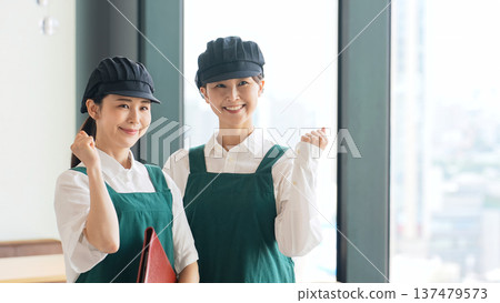 一名餐廳員工在店裡揮舞拳頭 137479573