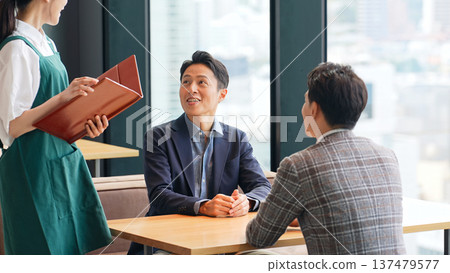 餐廳工作人員在店內為顧客服務 餐廳工作人員在店內為顧客服務 137479577