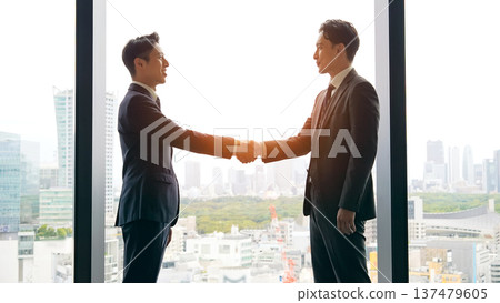 一群商界人士在大廳握手 一群商界人士在大廳握手 137479605