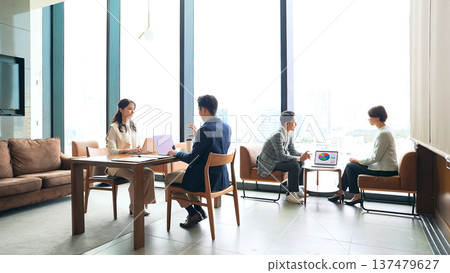 一群休閒商務人士在大廳開會 137479627