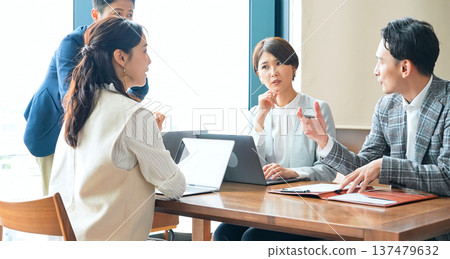 一群休閒商務人士在辦公室開會 一群休閒商務人士在辦公室開會 137479632