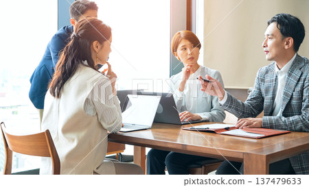 一群休閒商務人士在辦公室開會 一群休閒商務人士在辦公室開會 137479633