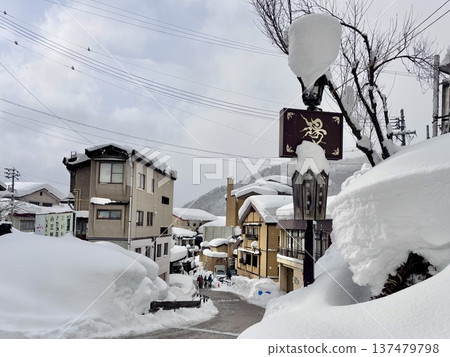 白雪覆蓋的野澤溫泉 137479798