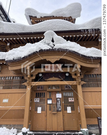 野澤溫泉大湯被冬雪覆蓋 野澤溫泉大湯被冬雪覆蓋 137479799