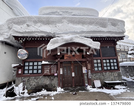 冬季的河原湯被白雪覆蓋 冬季的河原湯被白雪覆蓋 137479800