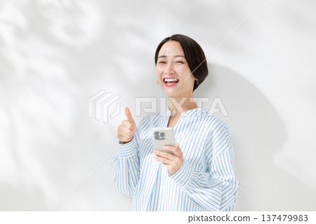 智能手機的女人 137479983