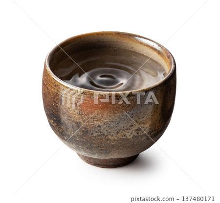 備前燒清酒杯,白色背景,杯身有波紋 備前燒清酒杯,白色背景,杯身有波紋 137480171