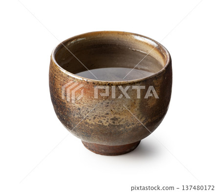 白色背景上的備前燒清酒杯 白色背景上的備前燒清酒杯 137480172