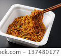 Freshly made instant cup yakisoba that can be picked up with chopsticks 137480177