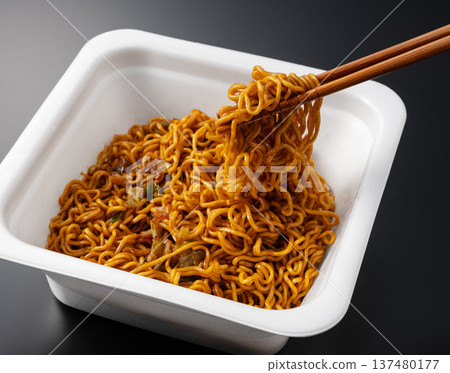 新鮮出爐的泡麵杯裝炒麵,可以用筷子夾起來吃。 新鮮出爐的泡麵杯裝炒麵,可以用筷子夾起來吃。 137480177