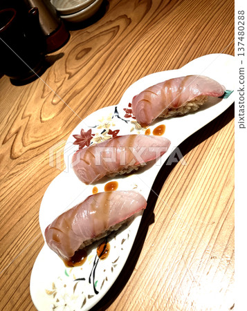 Eye-catching, luxurious nigiri sushi with gorgeous ingredients 137480288