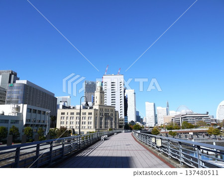 晴空下的山下凜港線長廊 137480511