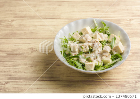 Mizuna and tofu salad Mizuna and tofu salad 137480571