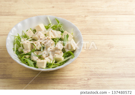 Mizuna and tofu salad 137480572
