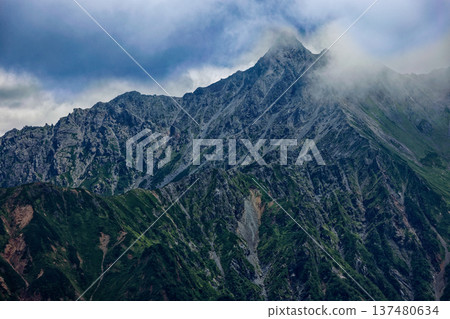 從北阿爾卑斯山脈尤里山的山脊上眺望雲霧繚繞的槍山 137480634