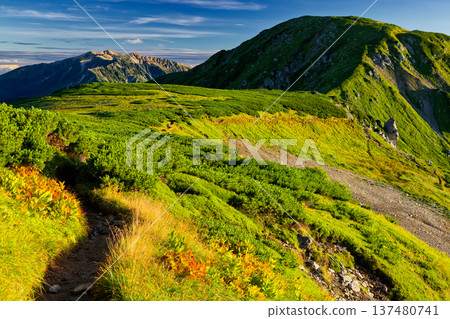 從藥師山遠眺，可以看到登山者正徒步前往北阿爾卑斯山脈的三股蓮華山。 137480741