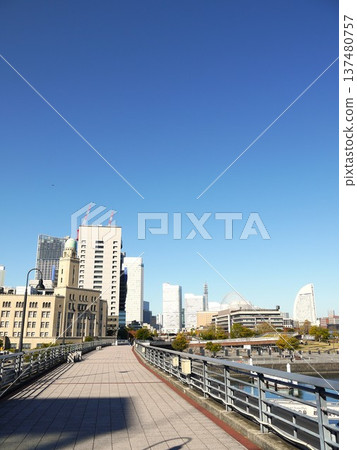 Landscape of Minato Mirai 137480757