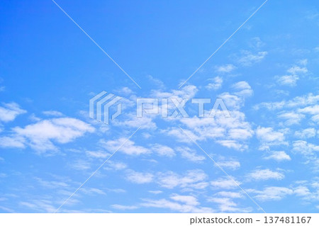 藍色的天空和雲圖像 137481167